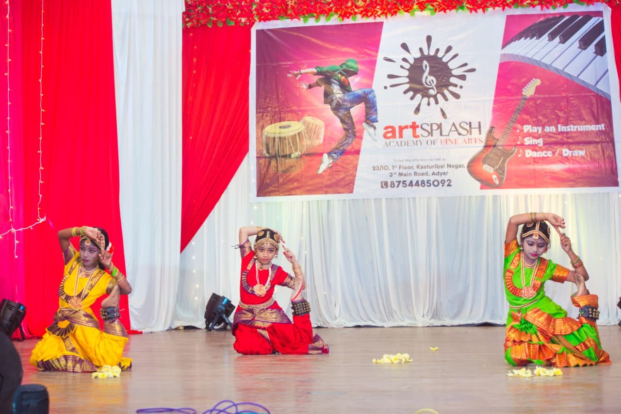 Art Splash students performing Bharatanatyam